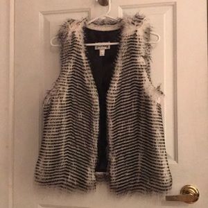 Sleeveless jacket. Faux Fur.
